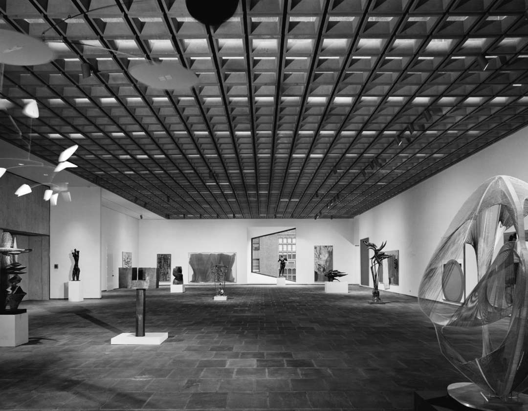 19_Interior and view of the concrete ceiling, Whitney Museum, New York, Marcel Breuer, 1966 © DR
