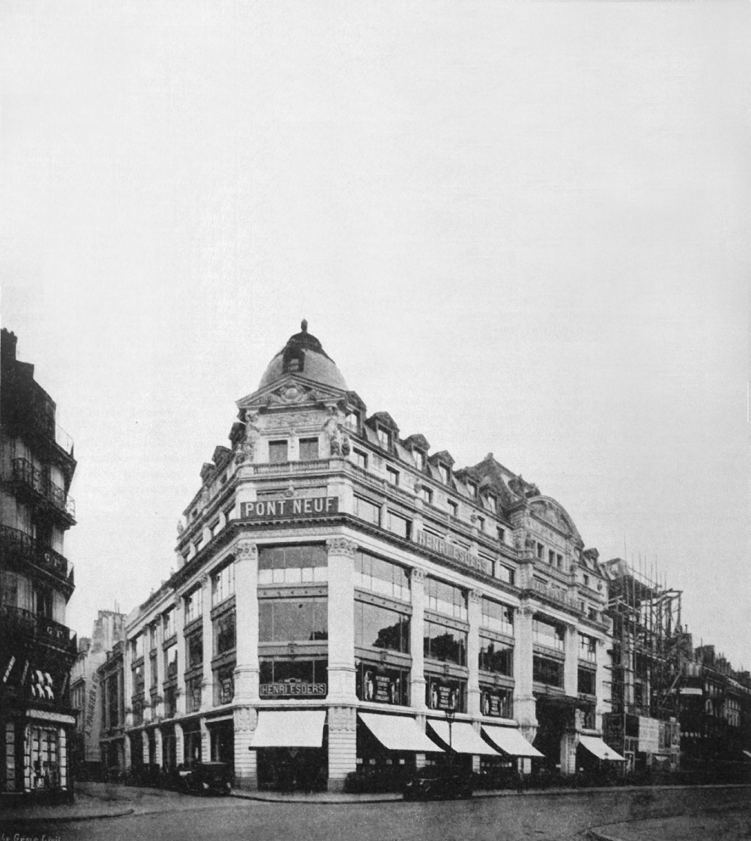 28_Historic façade of the building, Esders Stores, 124 Rivoli © DR