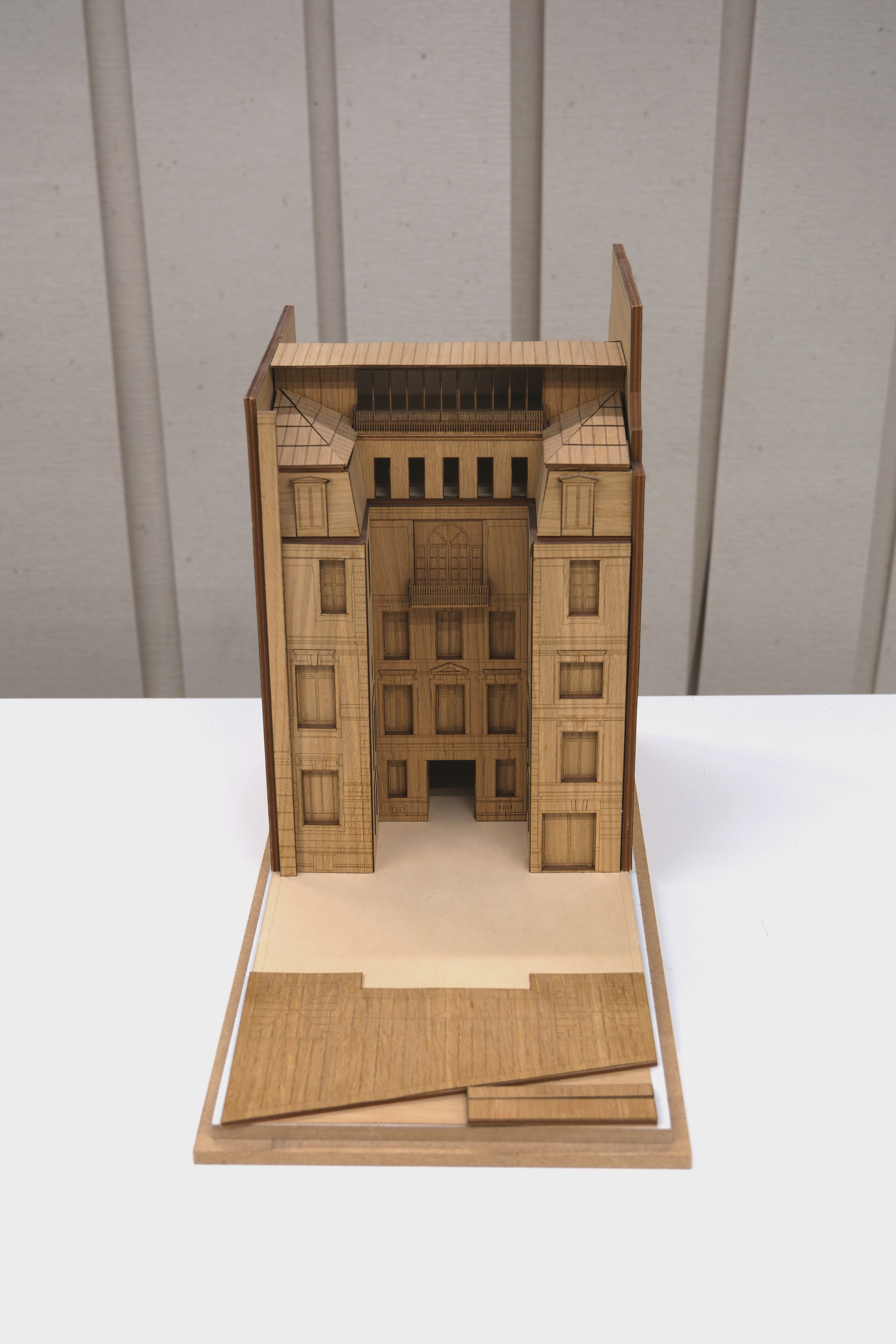 FRANKLIN AZZI, PROJECT MODEL, 13 HOCHE