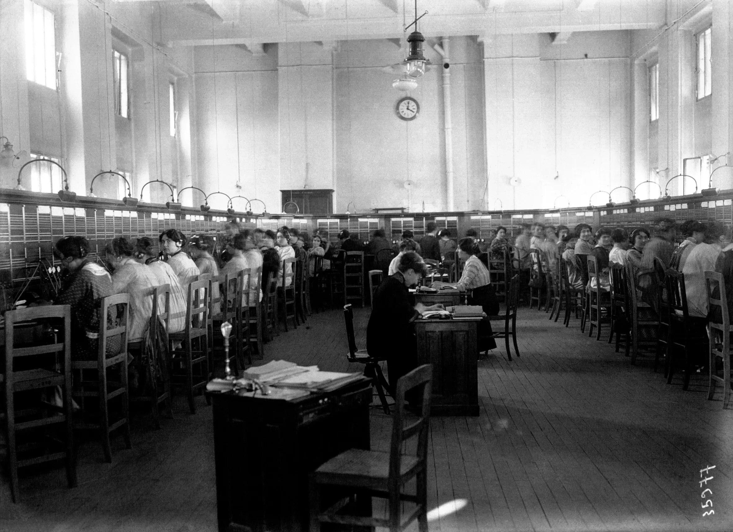 18 4ème étage du Central Interurbain de Paris Archives le 30 mars 1913 Photographie Meurisse Coll Archives Nationales de France