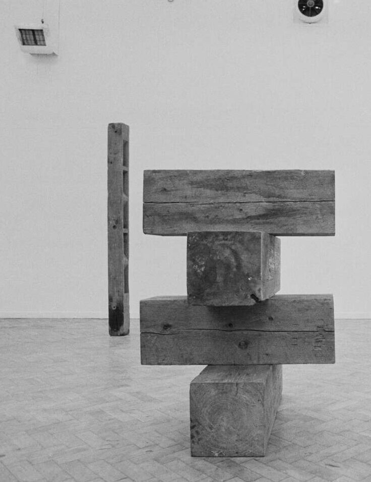 13 Carl Andre à la Whitechapel Gallery devant son oeuvre Stile Element Series Londres 1878 Evening standard Hulton Archive Getty Images