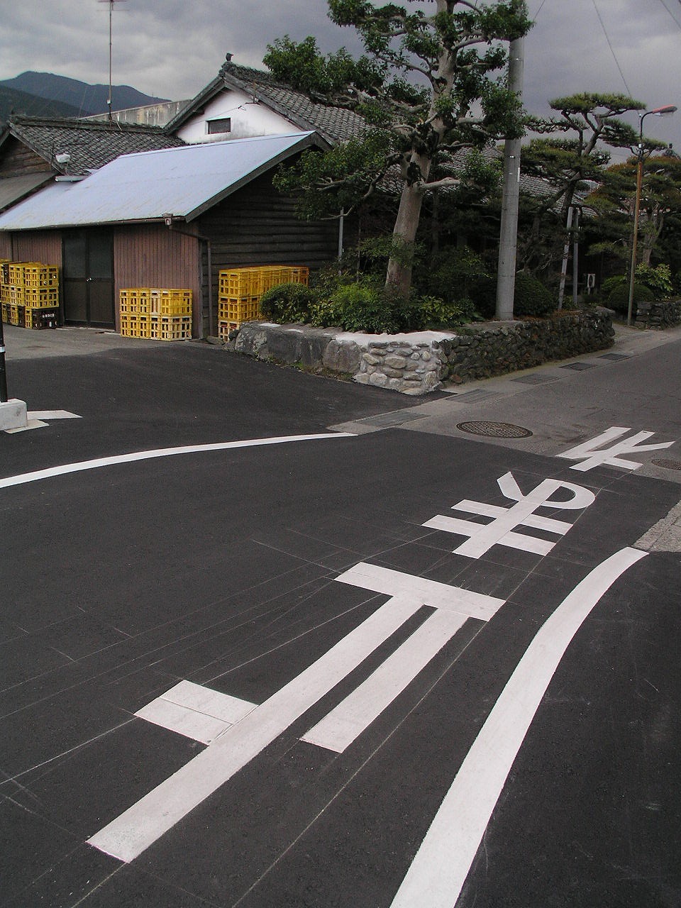 47 Road markingsー STOP 源泉館主人