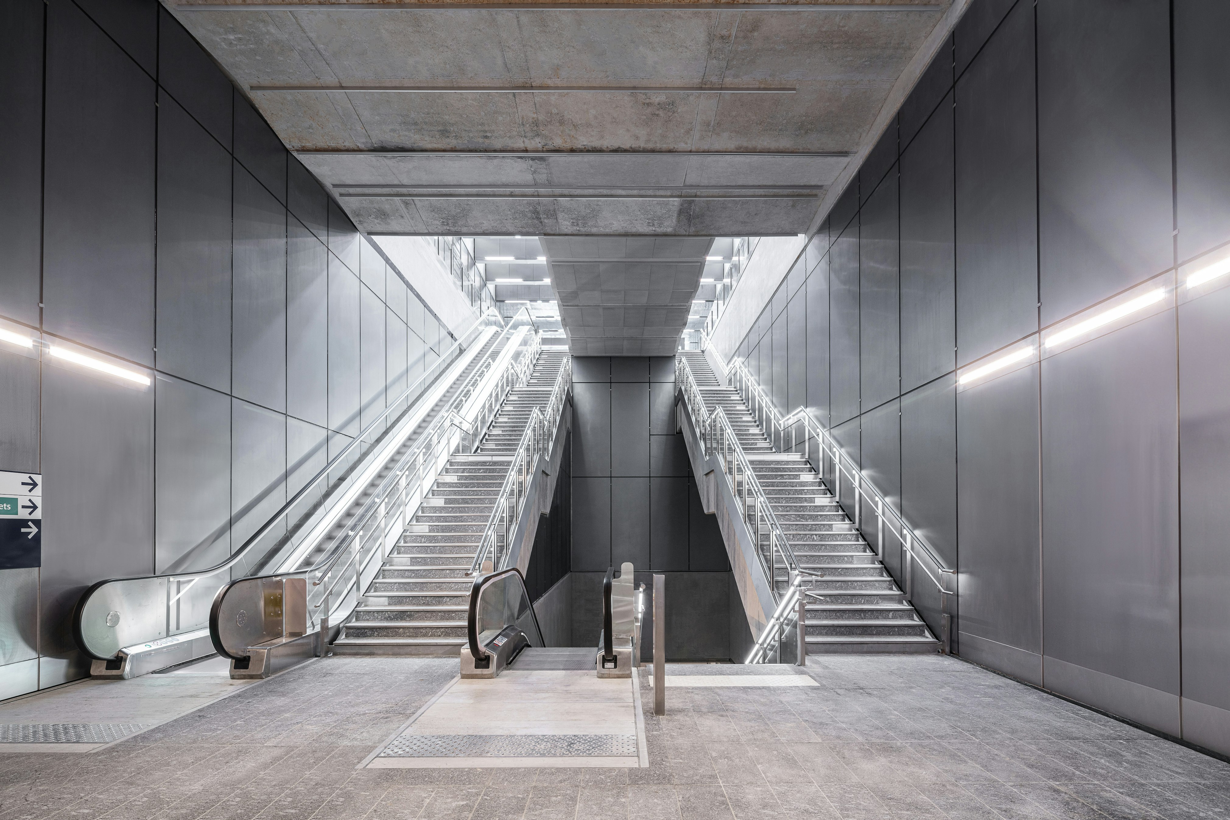 WEARECONTENTS FAA GARE LHA Yles ROSES 02542