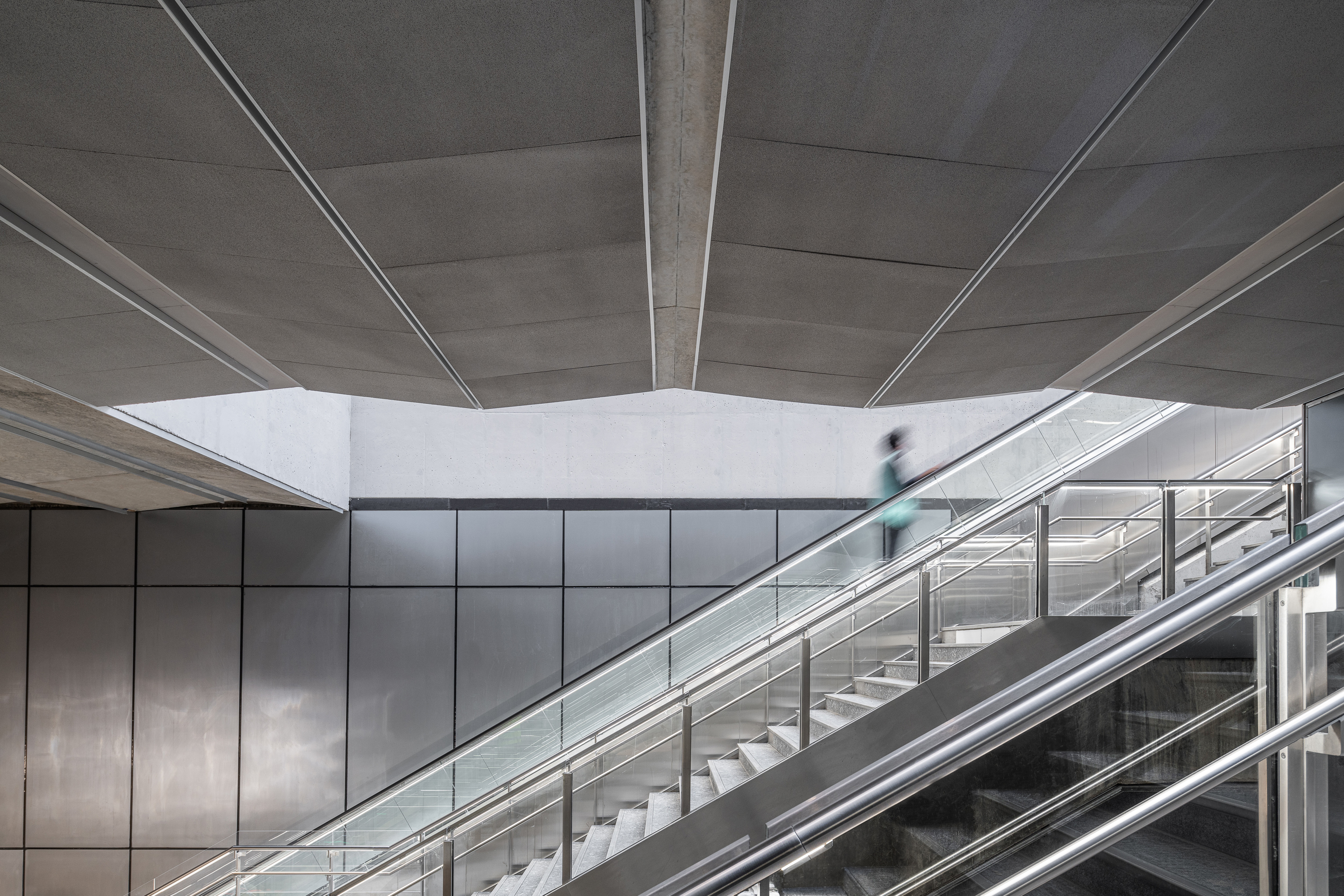 WEARECONTENTS FAA GARE LHA Yles ROSES 02565