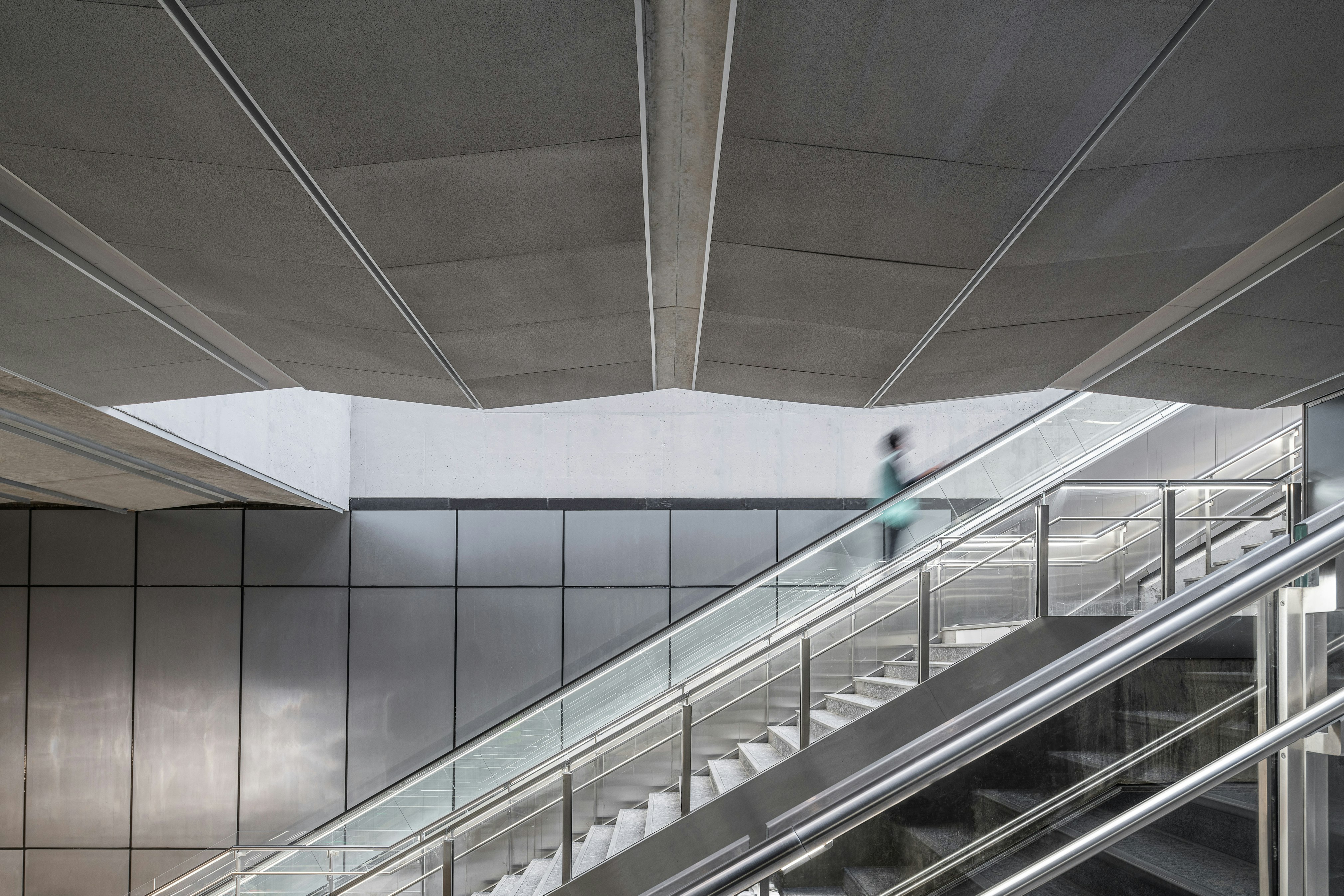 WEARECONTENTS FAA GARE LHA Yles ROSES 02565