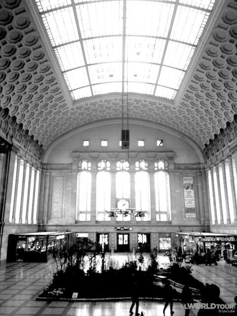 32 Hall dentrée gare de Leipzig Saxe Allemagne DR