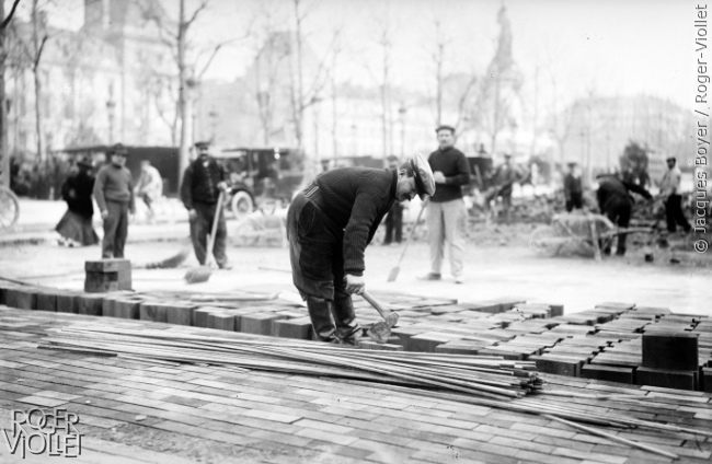 4 Pavage des rues mise des baguettes pour pavés de bois Paris 1908 DR