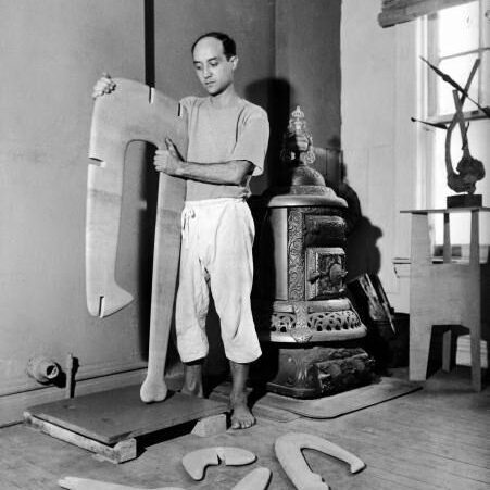 3 Isamu Noguchi assembling 22 Figure22 in his Mac Dougal Alley studio 1944 Eliot Elisofon
