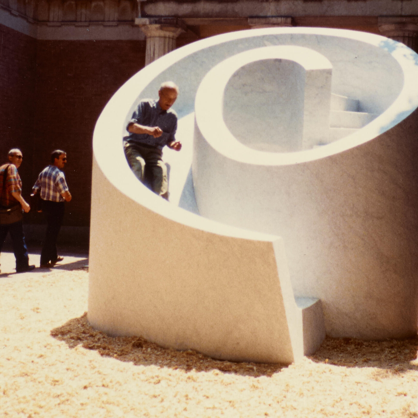 8 Isamu Noguchi tests his Slide Mantra at the 1986 Venice Biennale The Noguchi Museum Archives 144398 INFGM ARS