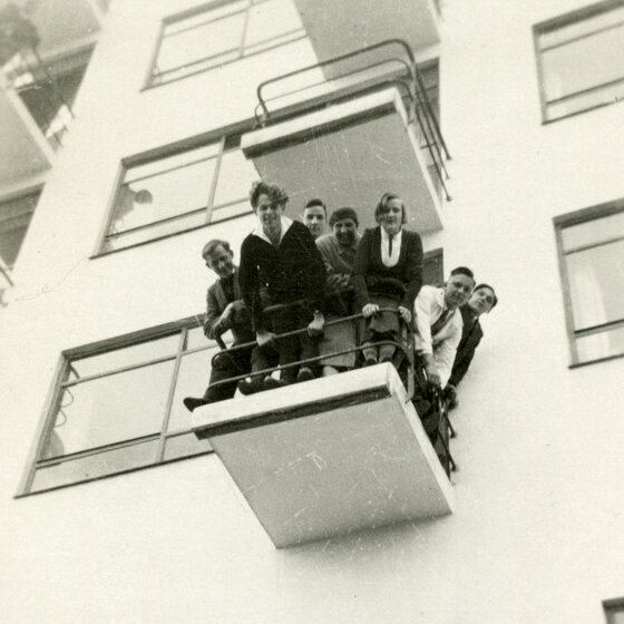 21 Beaupassage Des étudiants du département Bauhaus sur le balcon du Studio Building 1931 DR
