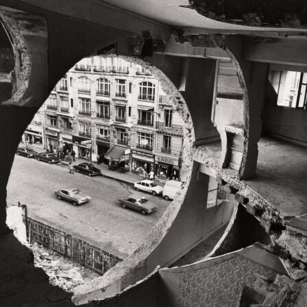 24 Beaupassage Gordon Matta Clark travaillant à Conical Intersect 1975 Marc Petitjean