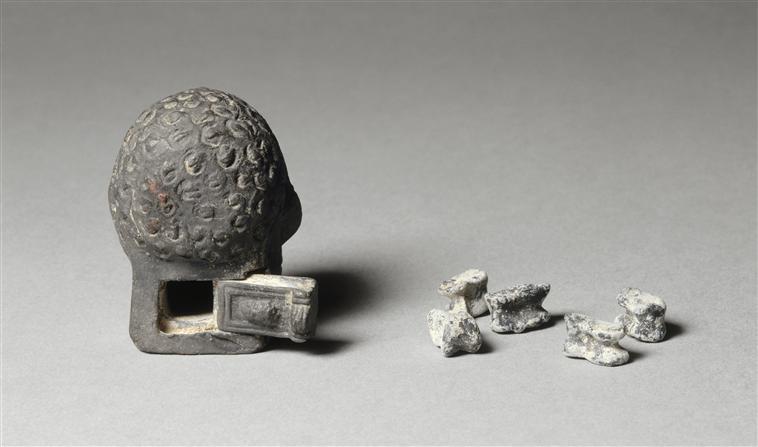 12 Amulette et osselets DR