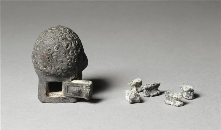 12 Amulette et osselets DR