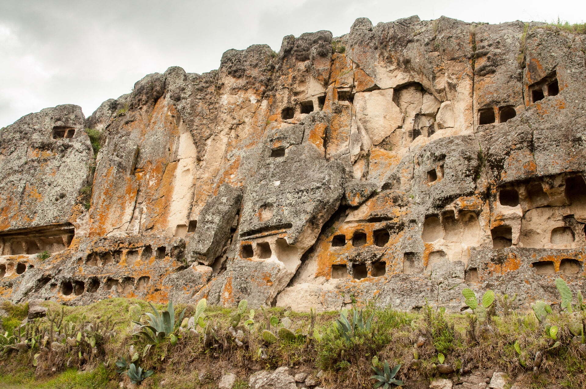 17 Les ventanillas d Otuzco DR