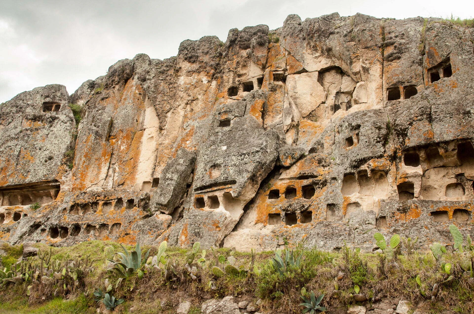 17 Les ventanillas d Otuzco DR