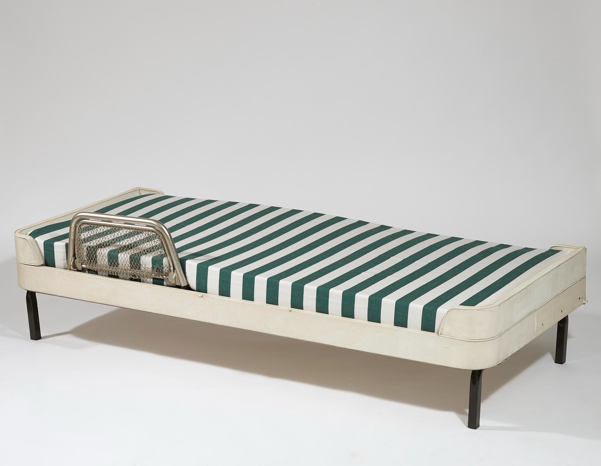 09 2nd class cabin bed, Paquebot France, 1962 ©DR