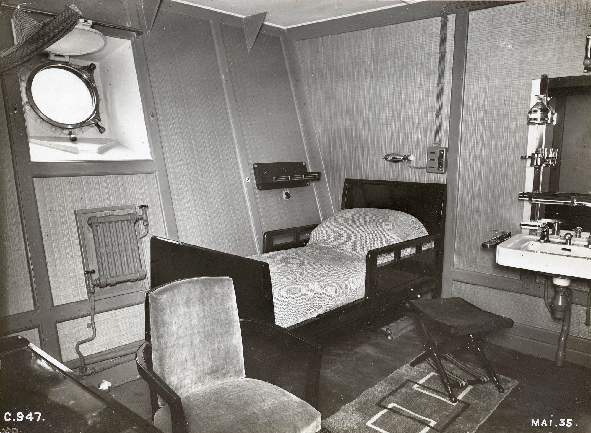 15 Three-passenger cabin, 2nd class, Ocean Liner Normandie, 1935 ©DR