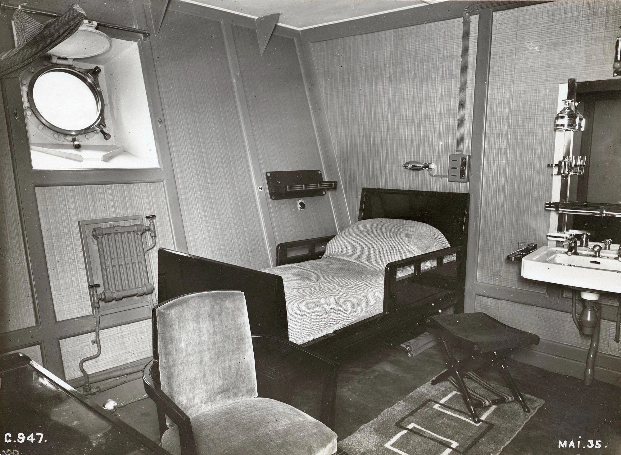 15 Three-passenger cabin, 2nd class, Ocean Liner Normandie, 1935 ©DR