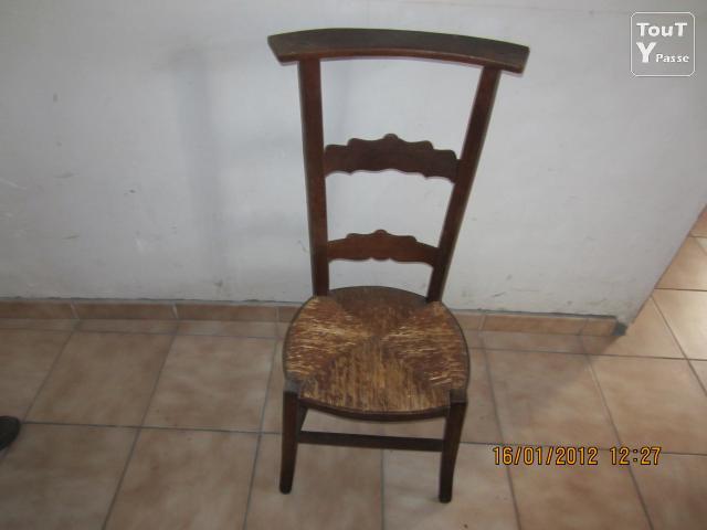 19 Ancienne chaise déglise DR