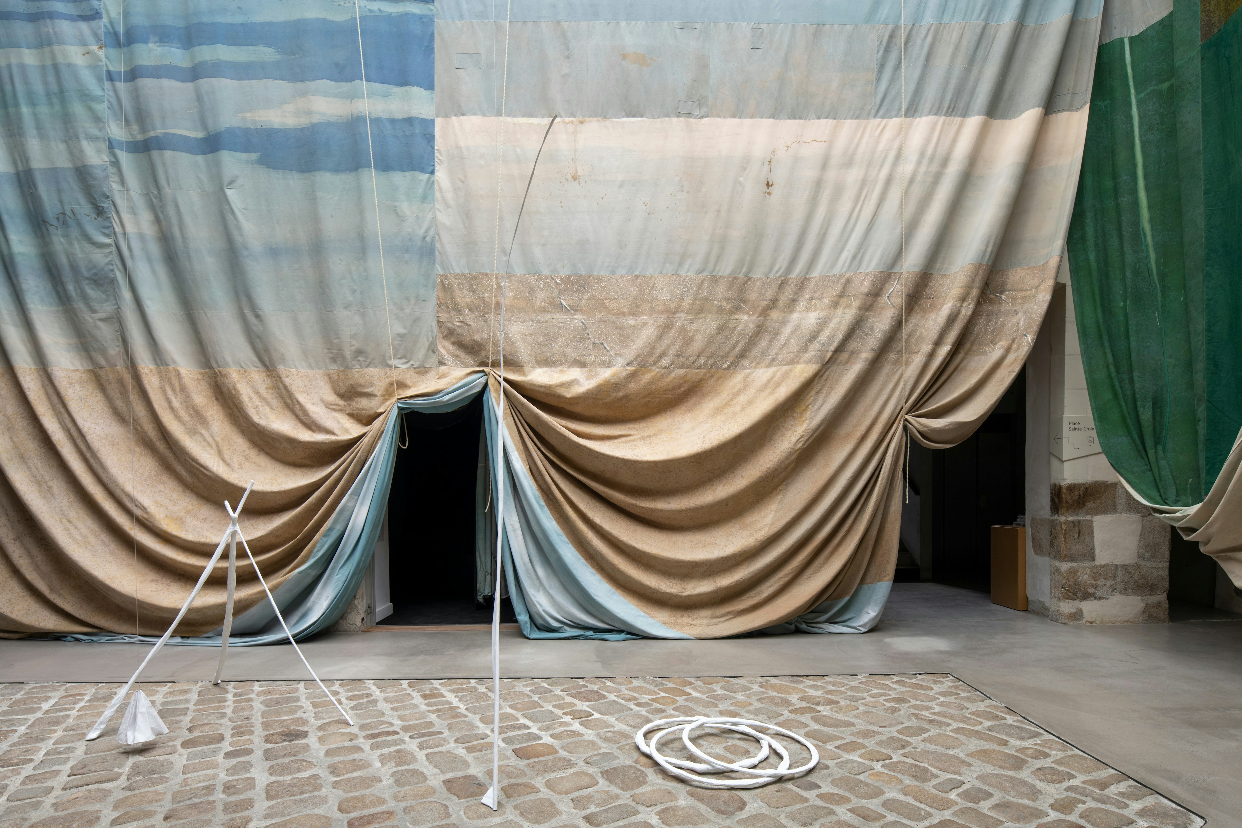 14 Ombres bleues et jaunes Ulla von Brandenburg Passage Sainte Croix le Voyage à Nantes 2021 Martin Argyroglo LVAN