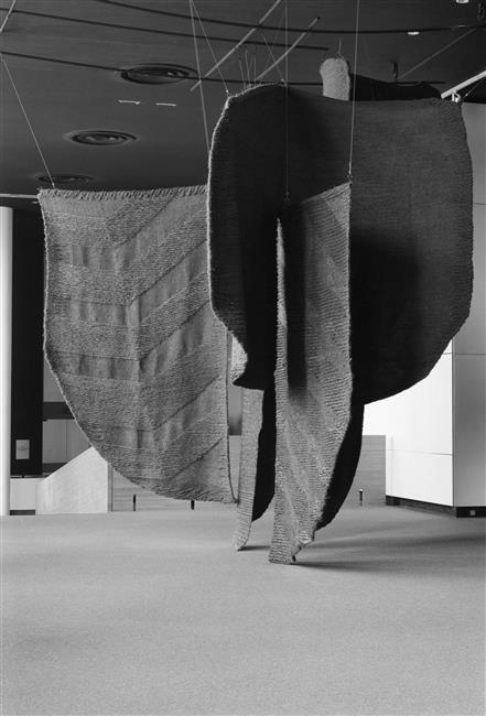 18 Feuillage rouge 1975 Jagoda Buic Musée d Art Moderne de Paris