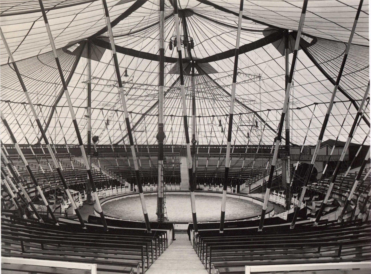 11 Chapiteau du cirque allemend Sarrasani 1930s BNF