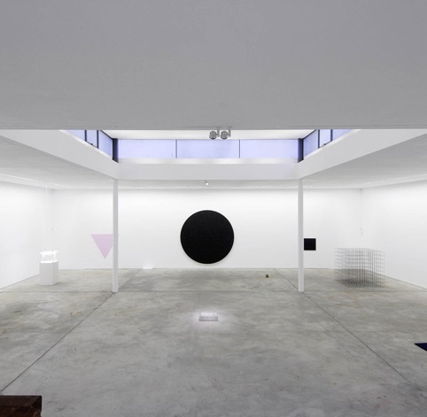 22 General view of the Kunst Werke Berlin exhibition, Monica Bonvicini, Terence Koh, 2008 Uwe Walter