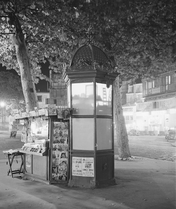 04 Newspaper kiosk Clichy France DR