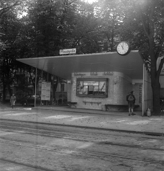 17 Pressbyrån vid hållplatsen i Södertull Bilden tagen i oktober 1949 DR