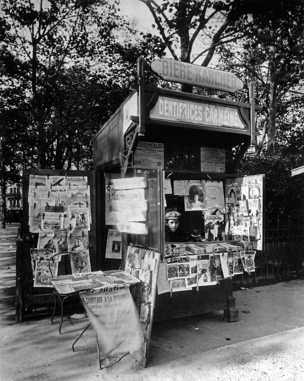 39 Kiosk in Paris Eugène Atget