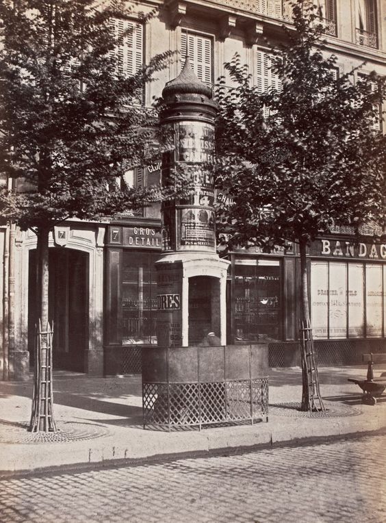 6 Urinoir lumineux à 1 boulevard Sébastopol stalle ca 1865 Charles Marville