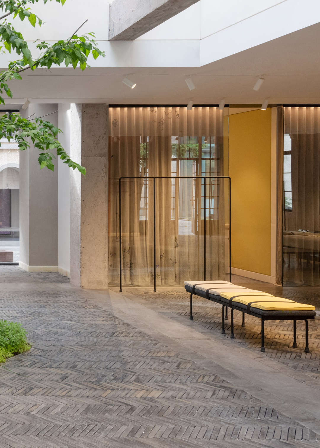 Franklin Azzi Mobilier EP YAYING Collection Matjaz Tancic