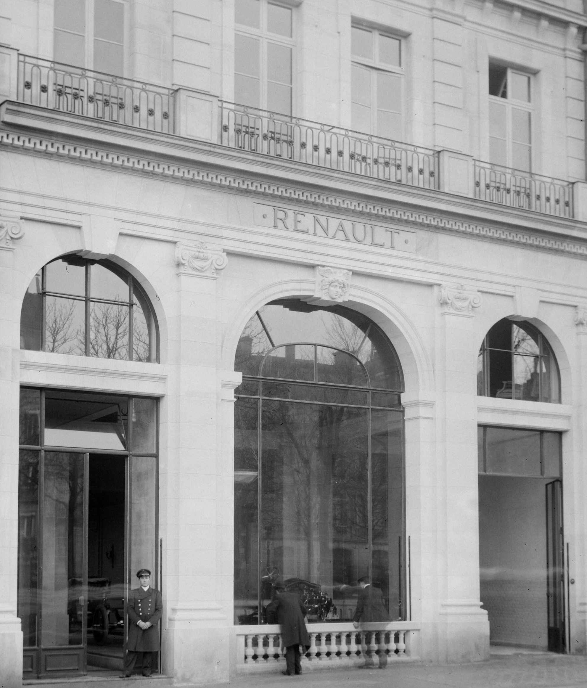 34_Front of the Renault store, 53 Champs Élysées, 1911 © Renault
