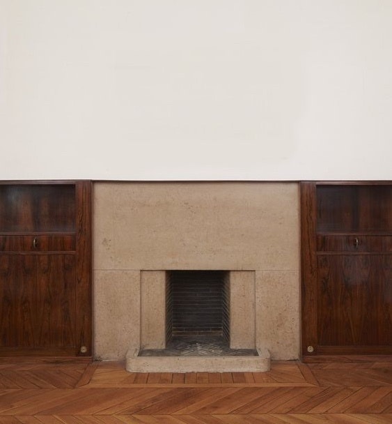 01_Bourgogne stone mantelpiece and brick fireplace, Pierre Chareau, 1922 © DR
