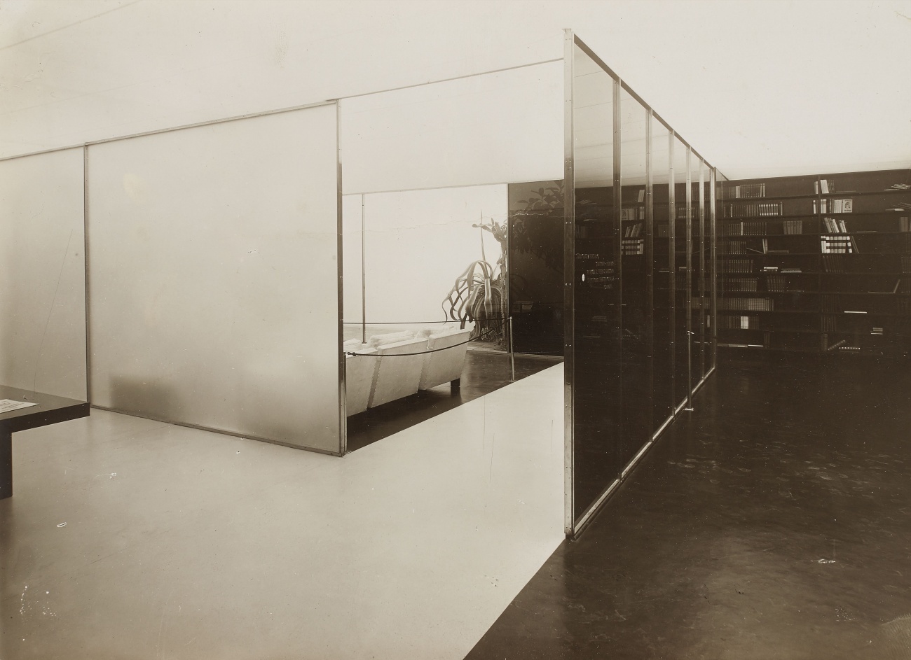 15_The glass room in the Werkbund's ‘The Apartment’ exhibition, 1927 © DR