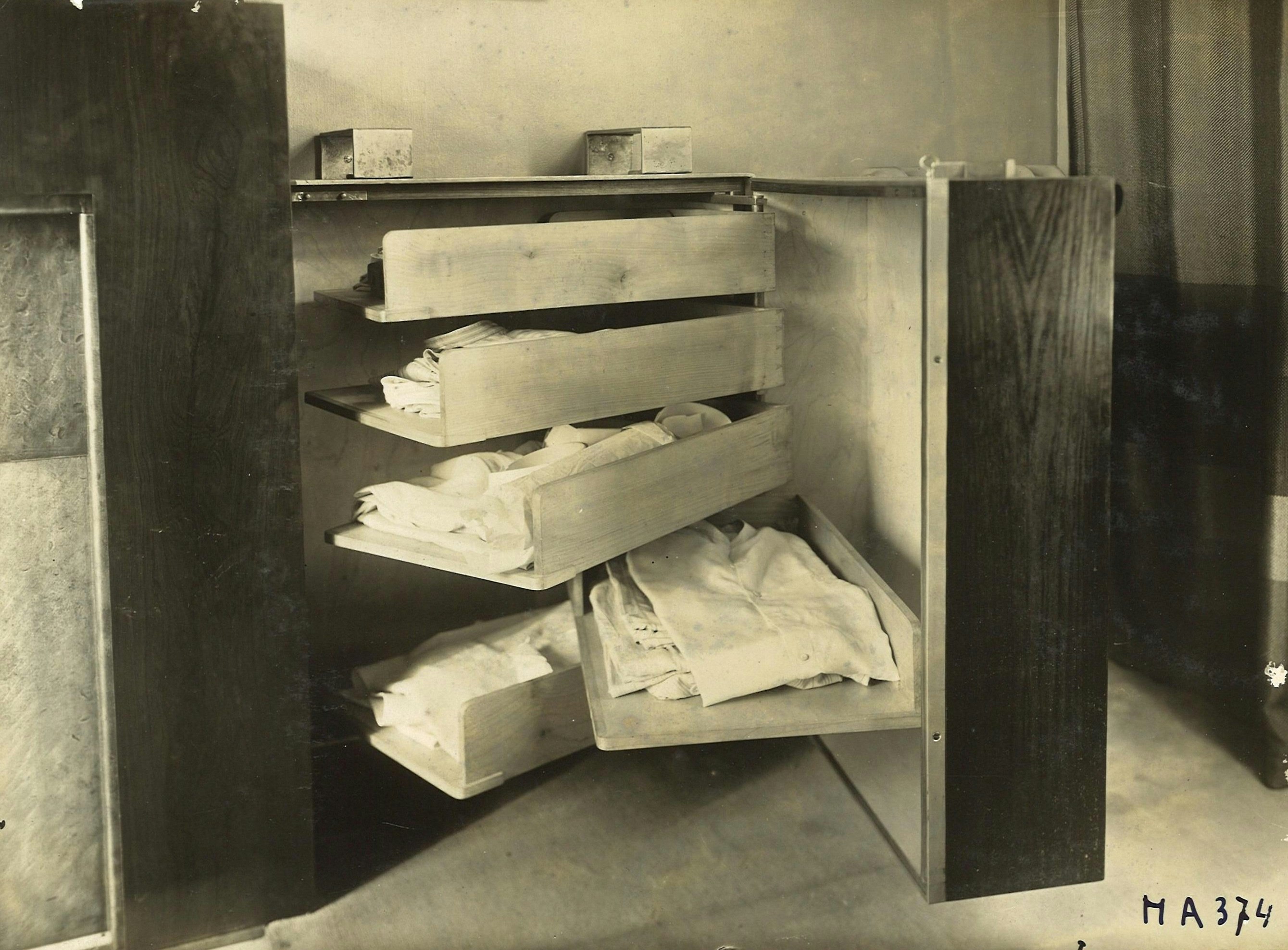 17_Wall-mounted linen cupboard in dark wood, Pierre Chareau, 1927 © DR
