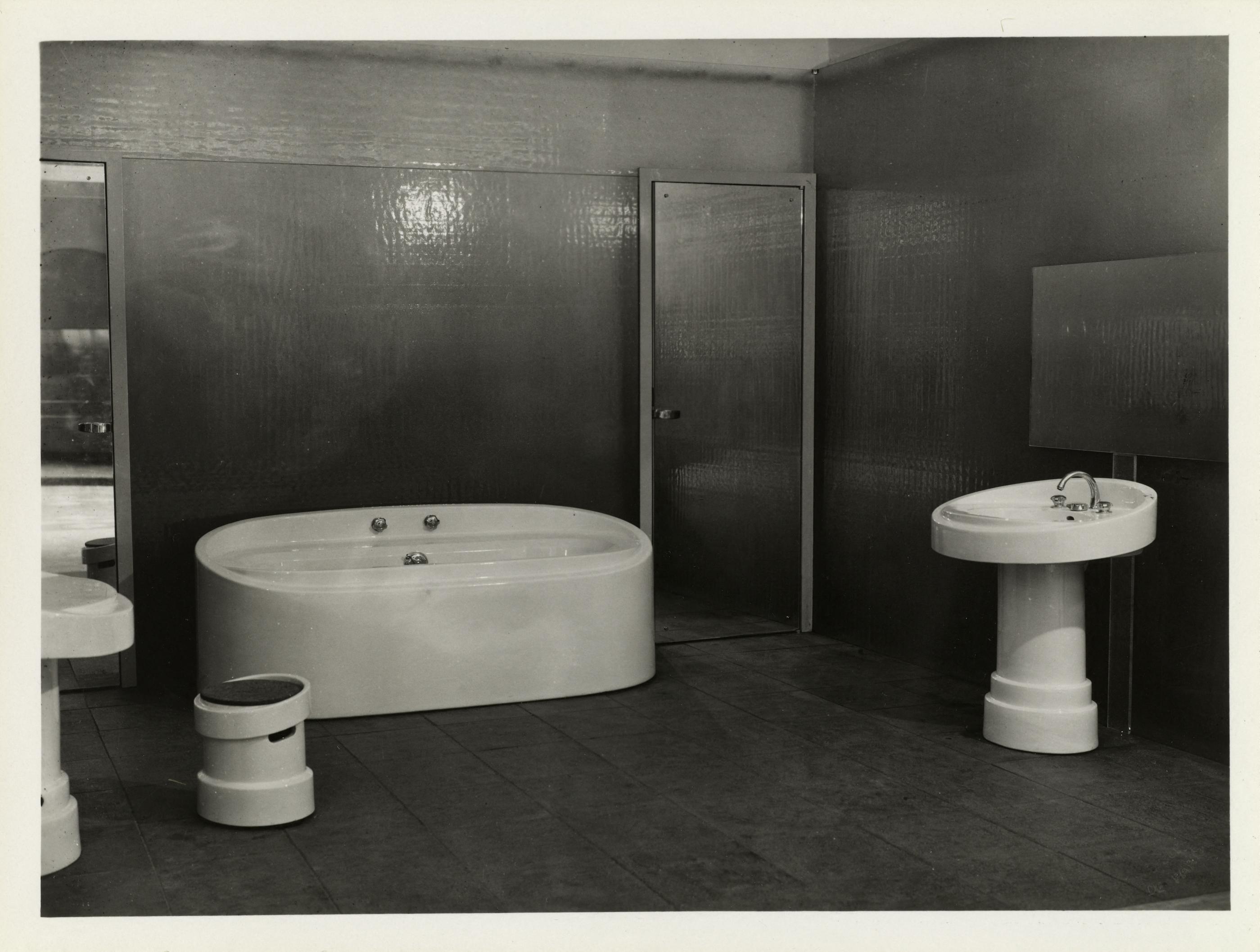 19_ Bathroom in Jacob Delafon establishments 1937 Thérèse Bonney