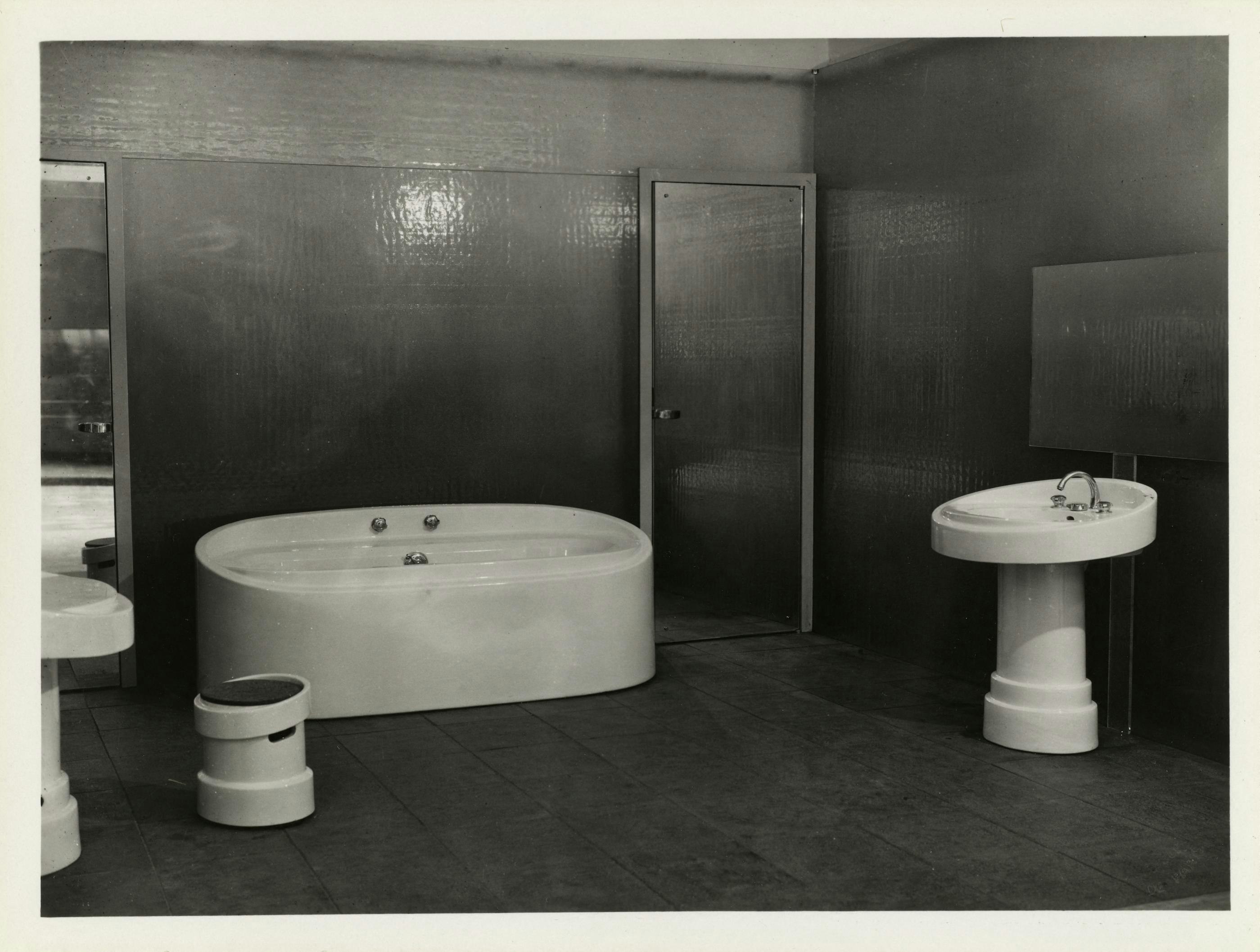 19_ Bathroom in Jacob Delafon establishments 1937 Thérèse Bonney