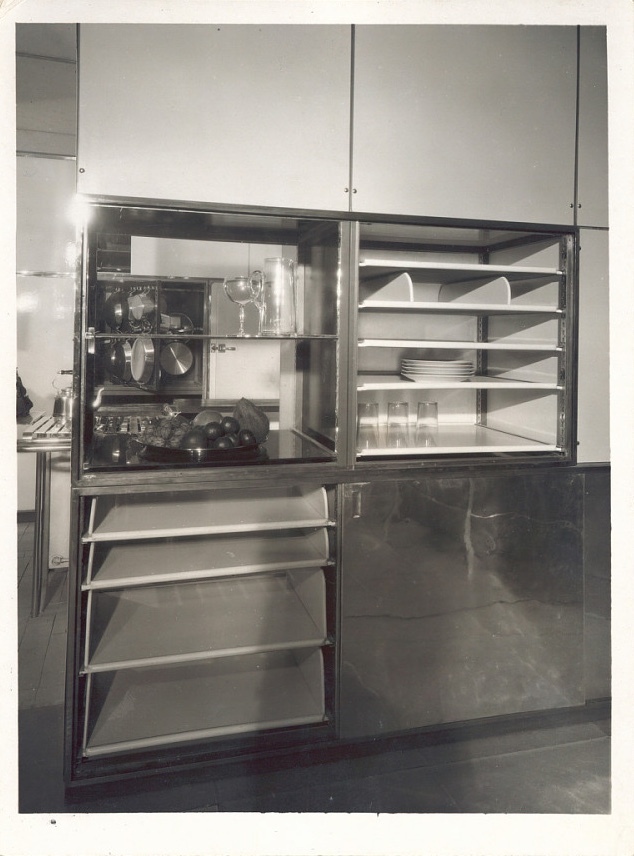 42_Kitchen furniture, red lacquer, France, Charlotte Perriand, circa 1928 © Thérèse Bonney