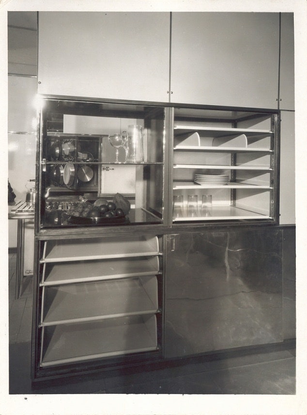 42_Kitchen furniture, red lacquer, France, Charlotte Perriand, circa 1928 © Thérèse Bonney