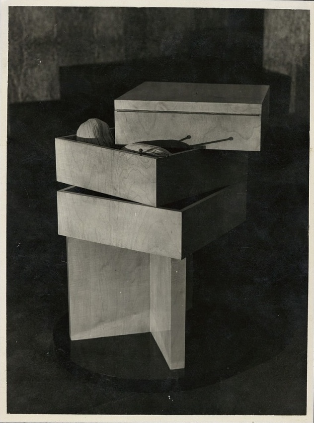 09_Articulated knitting table, France, Lavarezzi, circa 1926 © Thérèse Bonney