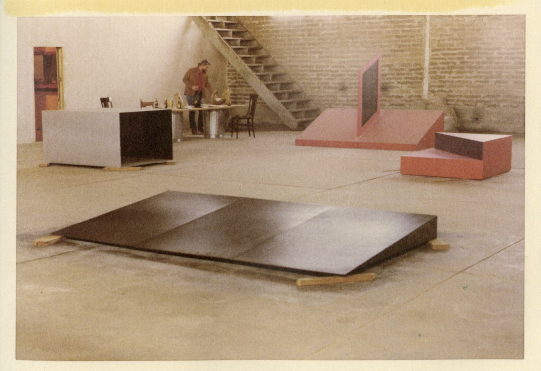 15_Donald Judd in the south room of the east building, Jamie Dearing, Texas, 1975 © Judd Foundation