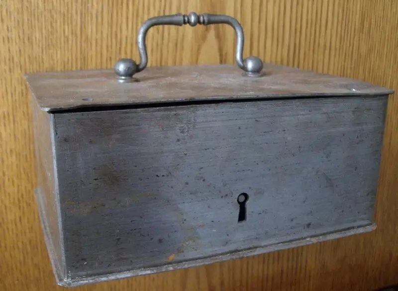 21_Old metal box © DR