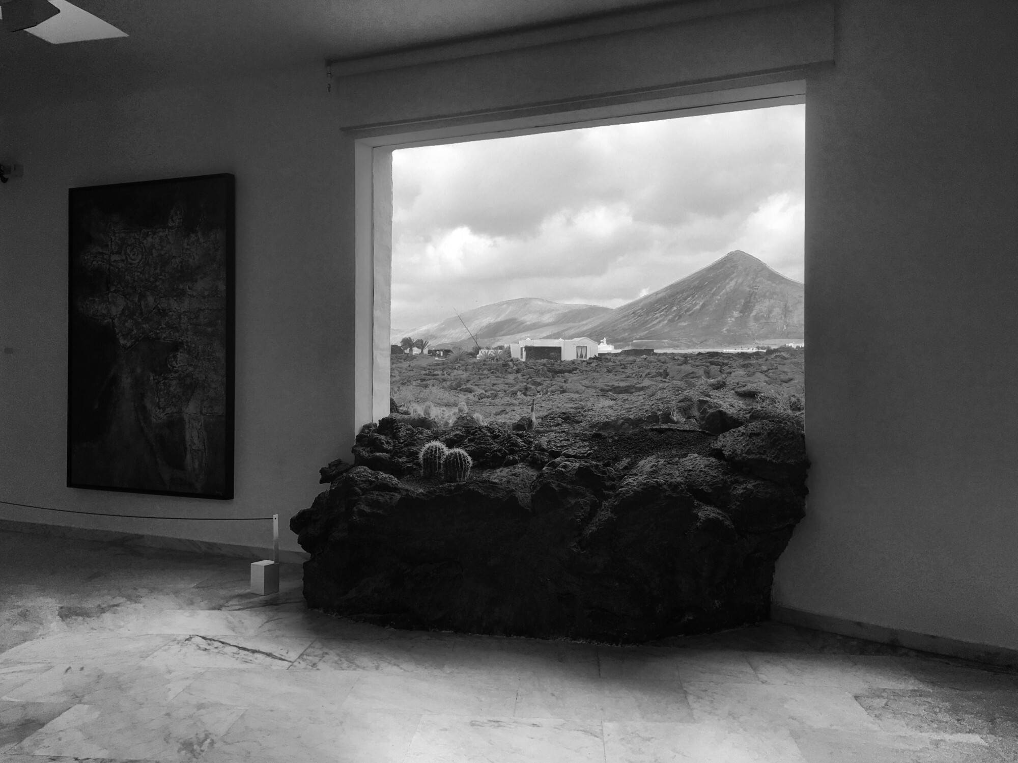 Malpaís in the window of the Casa del Volcán, 1968 © DR