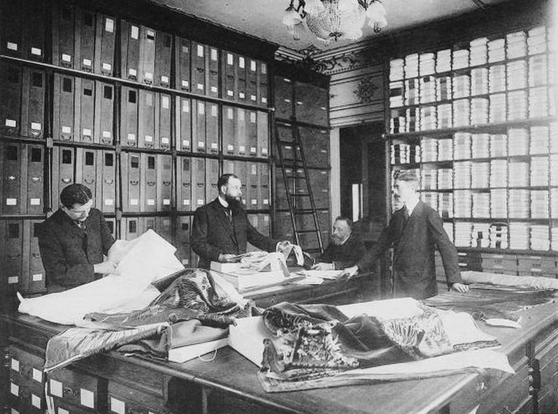 The choice of fabrics, 1910 © G.Agié