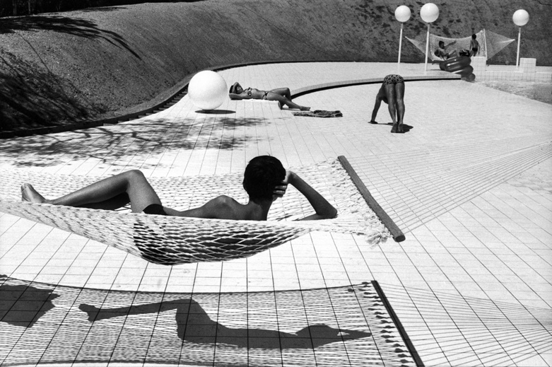 Swimming pool designed by Alain Capeillères, Le Busc, Martine Franck, summer 1976 © Martine Franck/Magnum Photos