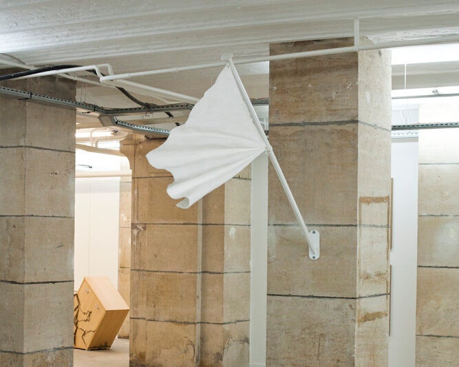 Drapeau flottant, oeuvre de Sandra Aubry et Sebastien Bourg