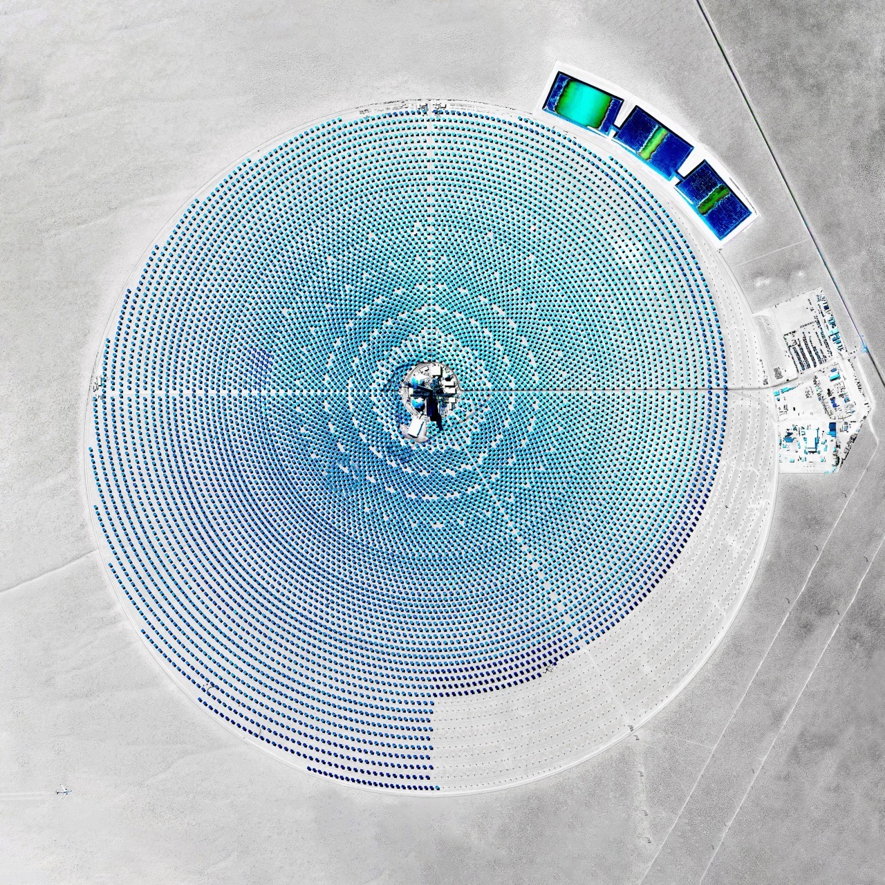 47 La Tour d Argent The crescent dunes solar energy project Tonopah Navada Digital Globe Daily Overview