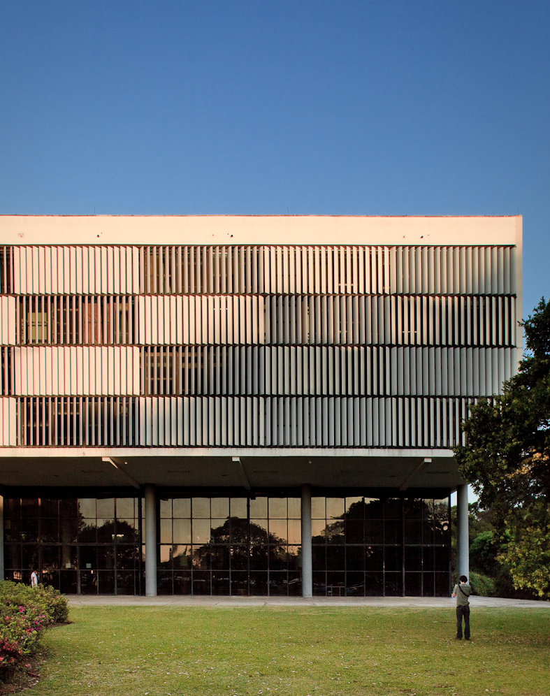 11 Ciccillo Matarazzo Pavilion, Oscar Niemeyer, 1957 DR