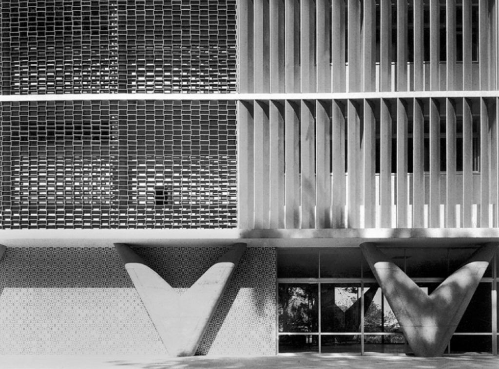 24 Sul-América Hospital, Oscar Niemeyer, 1954 DR